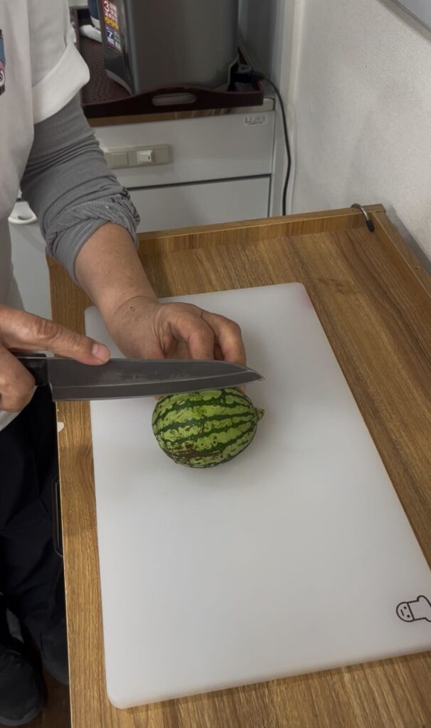 とれたスイカを切ってみた🔪🍉