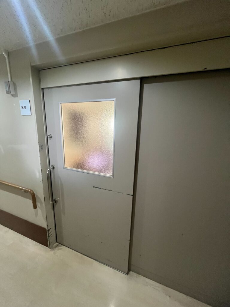 ドア改修工事①